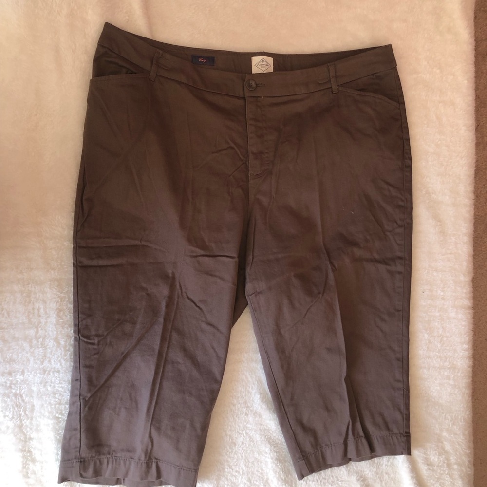 St. John's Bay Taupe Capri Pants